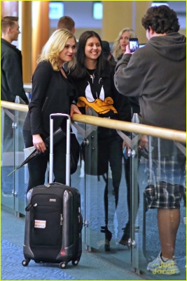 eliza-taylor-danielle-panabaker-leave-vancouver-for-home-04.jpg